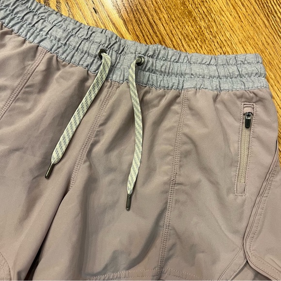 Vuori Clementine Shorts Women’s Size Small Pink Purple Lilac Gray 4” Inseam - Picture 3 of 8